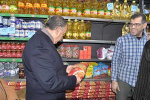 محافظ أسيوط يتفقد شوارع منطقة المجاهدين.. ويتابع أسعار السلع بمنافذ البيع