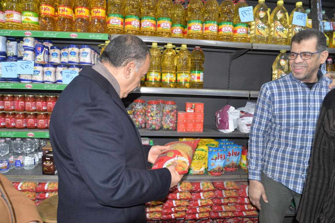 محافظ أسيوط يتفقد شوارع منطقة المجاهدين.. ويتابع أسعار السلع بمنافذ البيع