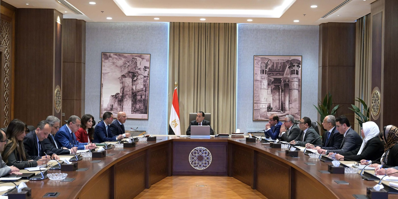 مدبولي يوجه بوضع ضوابط لمنع التهريب وإغراق الأسواق