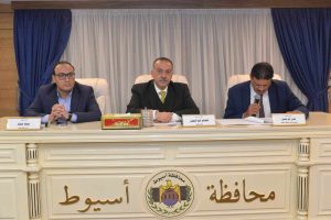 محافظ أسيوط يناقش استعداد المديريات الخدمية والهيئات لإستقبال عيد الفطر المبارك