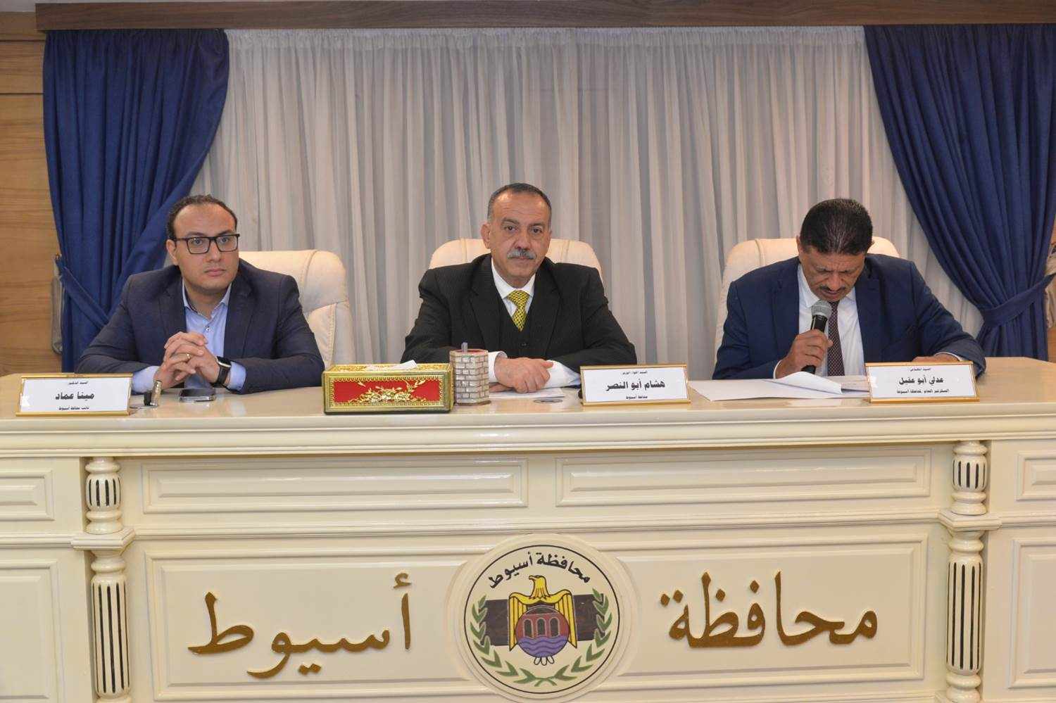 محافظ أسيوط يناقش استعداد المديريات الخدمية والهيئات لإستقبال عيد الفطر المبارك