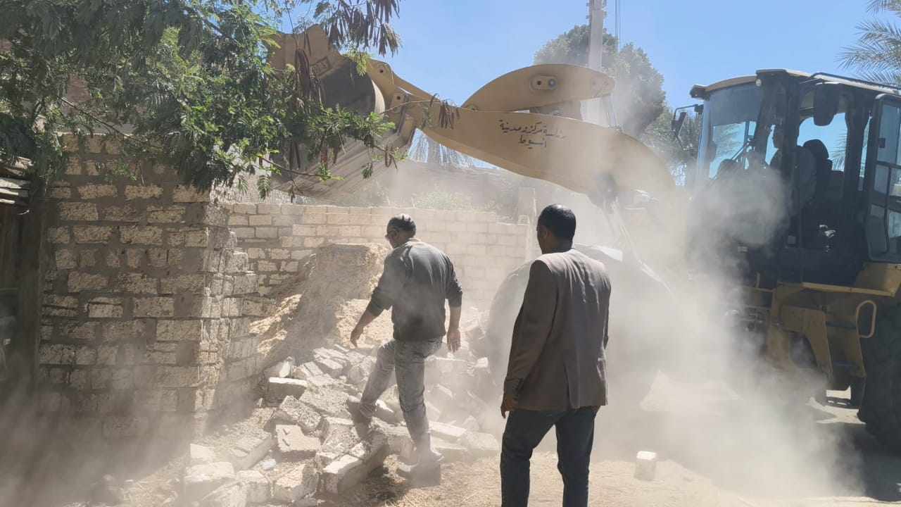 إزالة ١٦ حالة تعد على أملاك دولة وأراضي زراعية بمركزي أسيوط وساحل سليم