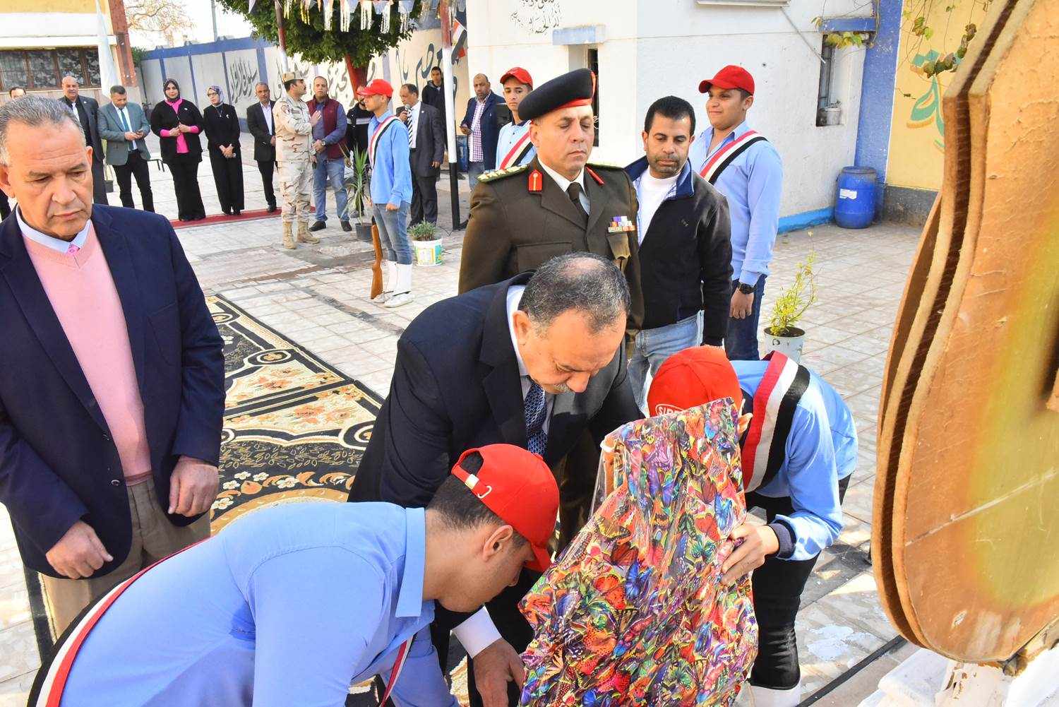 محافظ أسيوط يشهد العروض الفنية والعسكرية لطلاب مدرسة ناصر الثانوية العسكرية