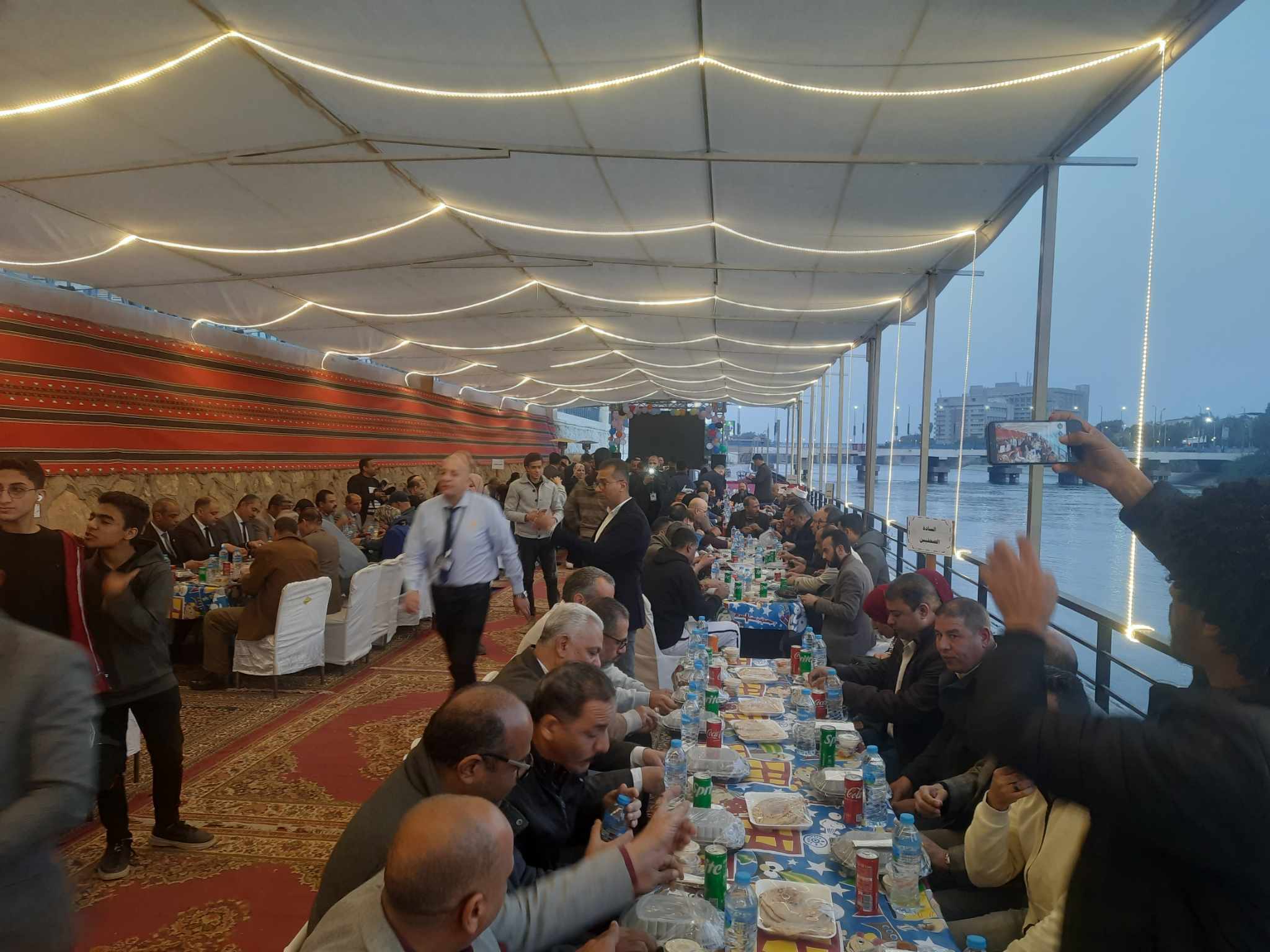 “بحضور المحافظ والقيادات”آلاف المواطنين يحضرون أكبر مائدة بأسيوط