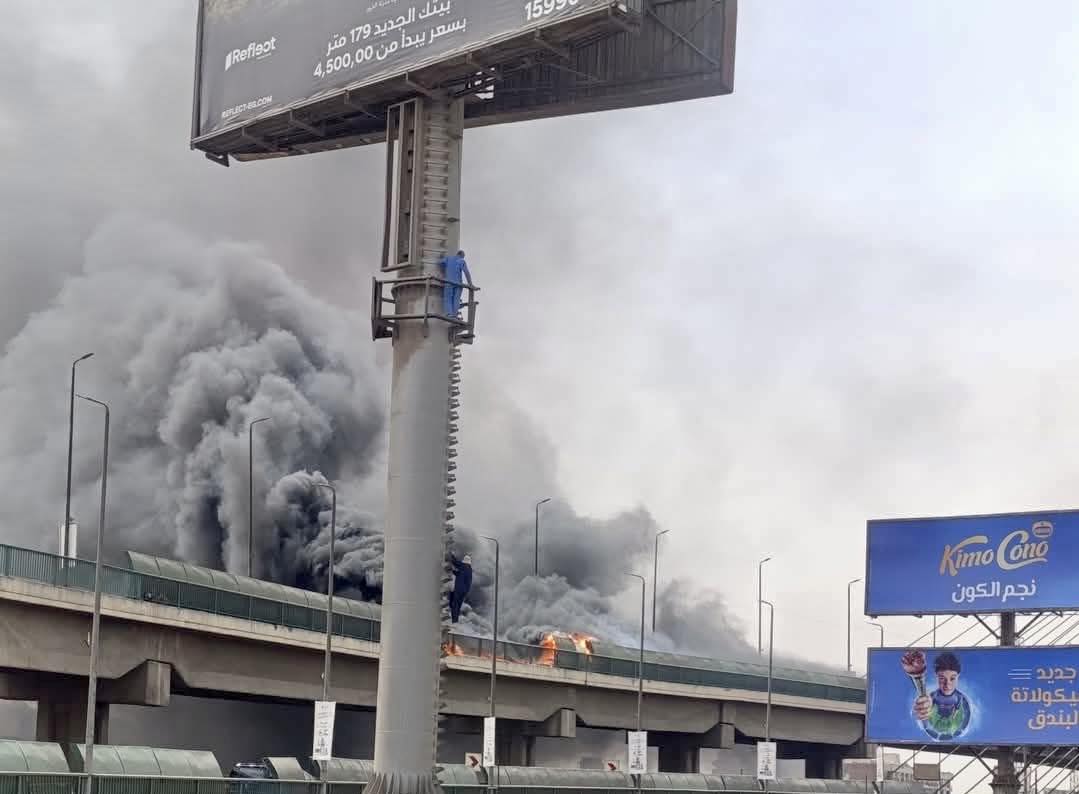 الحماية المدنية نجحت في السيطرة على الحريق.. القصة الكاملة لتفحم سيارة أعلى كوبري أكتوبر