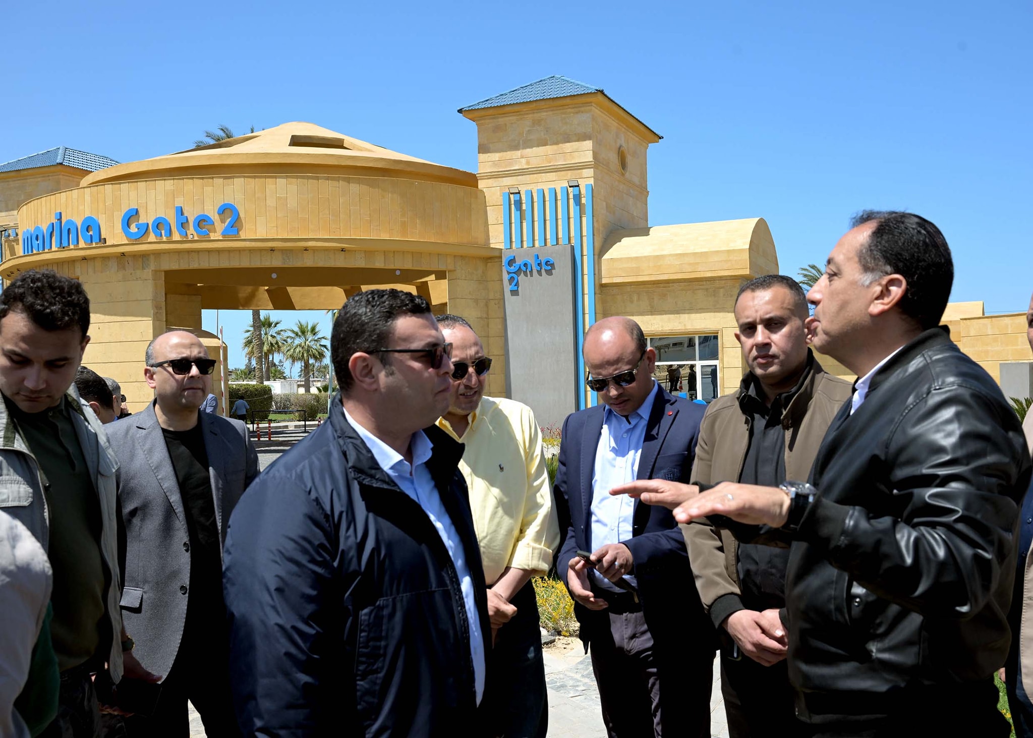 رئيس الوزراء يتفقد نماذج الوحدات السكنية في “مارينا 8”