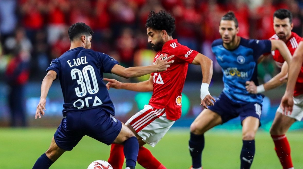 طاقم تحكيم هولندي يدير مباراة بيراميدز والأهلي