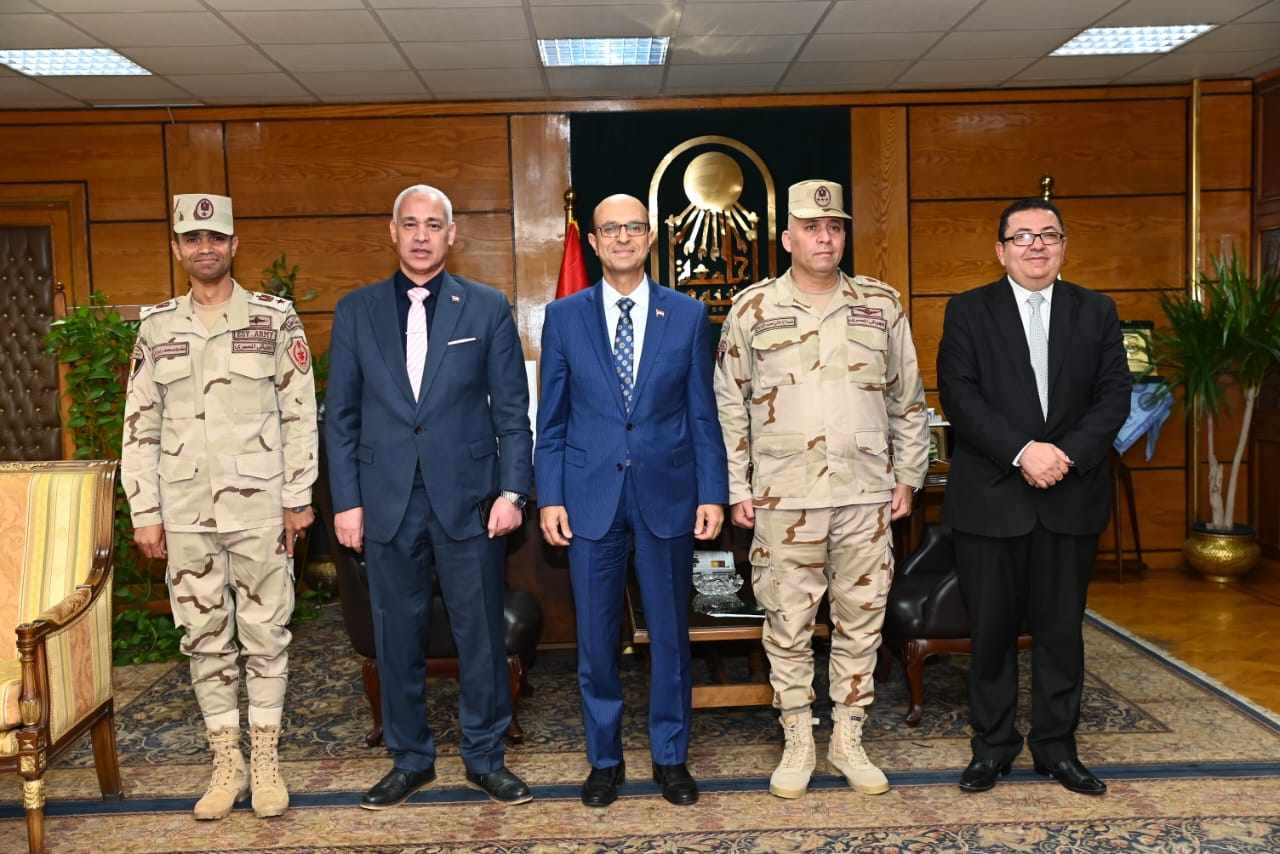 رئيس جامعة أسيوط يلتقي المستشار العسكري مع انطلاق أولى دورات التربية الوطنية