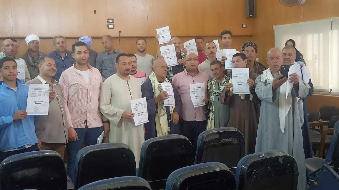 تسليم 65 نموذج “8” نهائي للتصالح في مخالفات البناء للمواطنين بمركز الغنايم بأسيوط