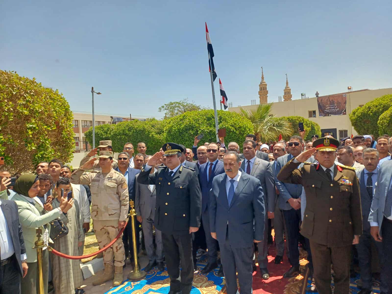 محافظ أسيوط يضع إكليل من الزهور على النصب التذكاري لشهداء قرية بني عدي