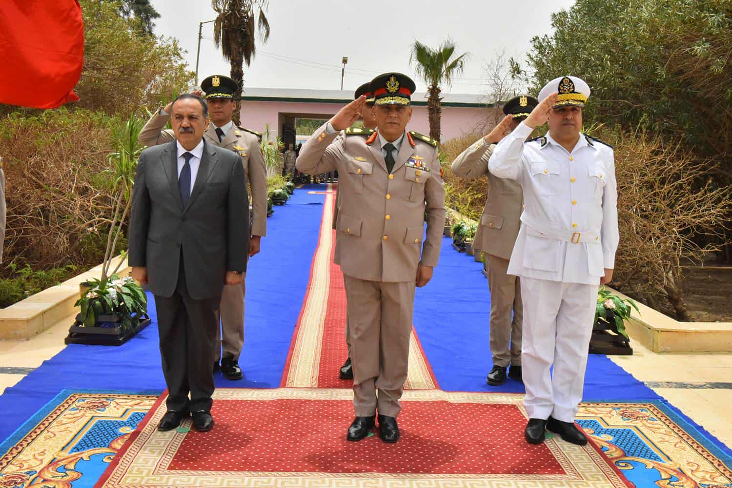 محافظ أسيوط يشارك في وضع إكليلًا من الزهور على النصب التذكاري