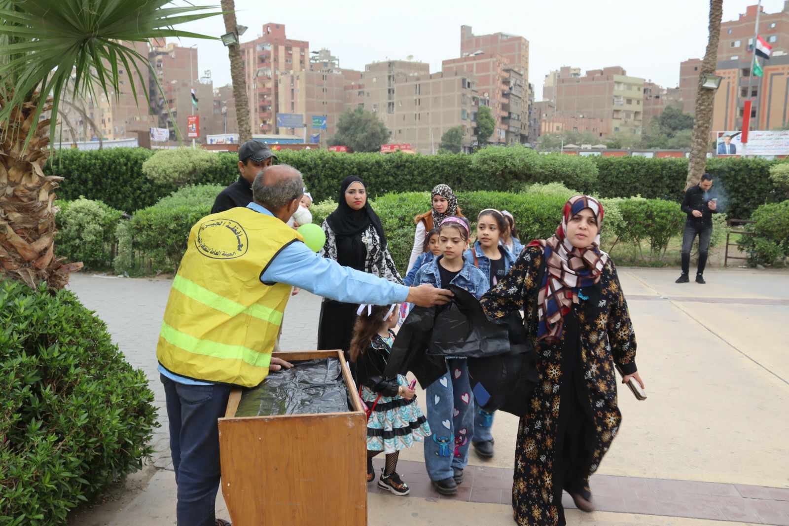 “الجيزة” توزّع أكياسًا بلاستيكية مجانًا على روّاد الحدائق والمتنزهات لجمع المخلفات