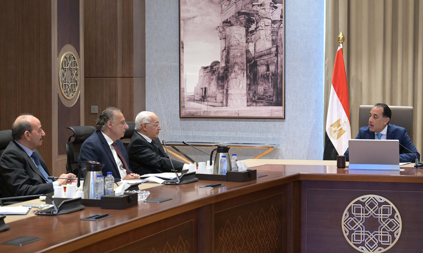 رئيس الوزراء يطلع على تقييم “الشؤون السياسية” لقرارات ترامب وتداعياتها