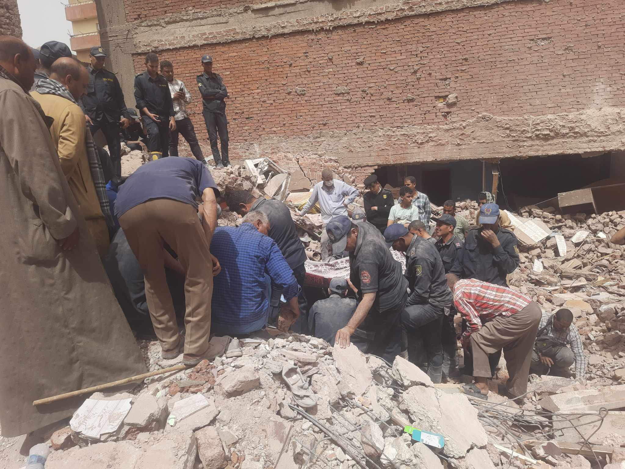 حصيلة وفيات المنزل المنكوب.. انتشال ٩ جثث في انهيار منزل مكون من ٤ طوابق بأسيوط