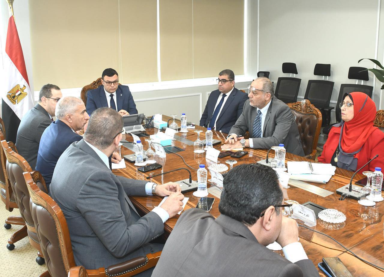 وزير الإسكان يتابع آليات طرح الأراضي والفرص الاستثمارية بالمدن الجديدة