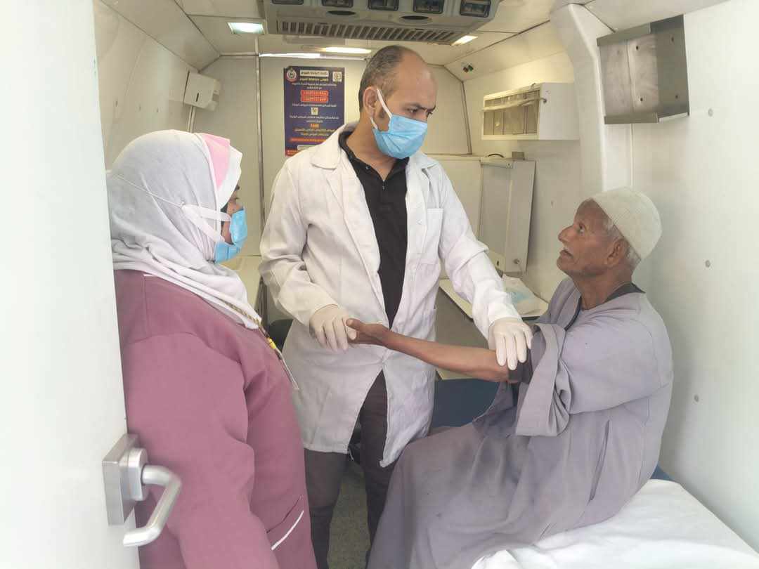 صحة المنيا: تقديم 1071 خدمة صحية خلال قافلة طبية مجانية بقرية منبال بمطاي