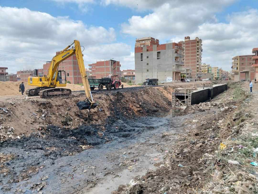 محافظ الغربية يتابع أعمال تغطية مصرف الزهار في قطور بطول 750 مترًا