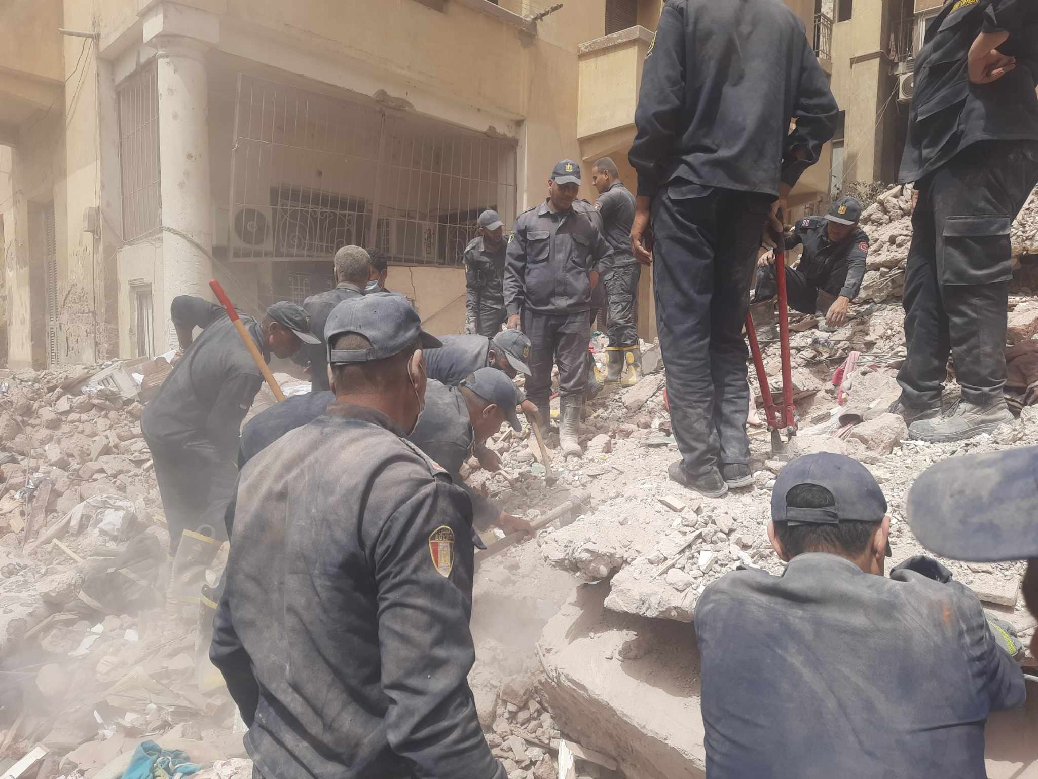 بالأسماء.. انتشال ٦ وفيات في إنهيار منزل مكون من ٤ طوابق بأسيوط