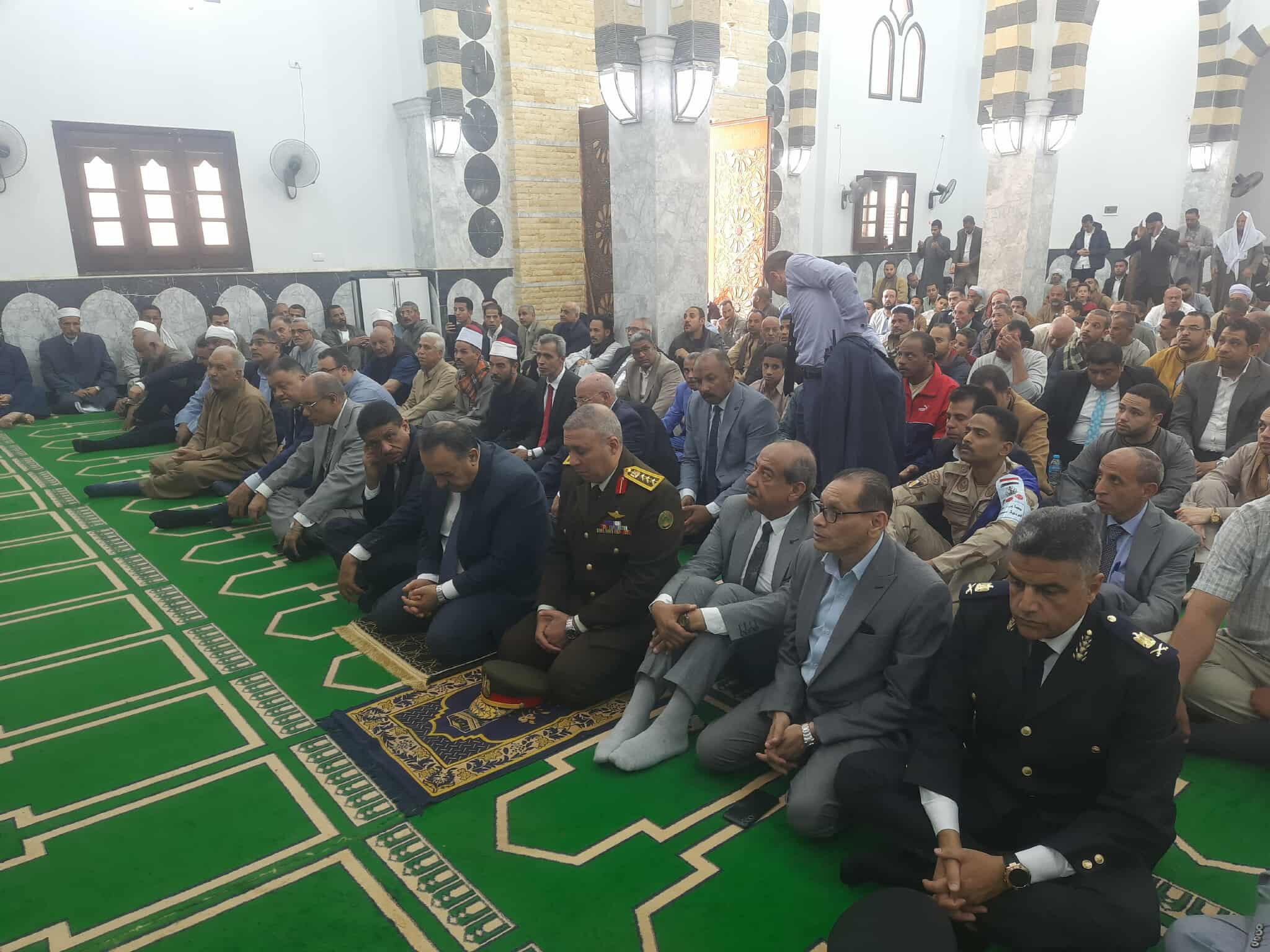 محافظ أسيوط يؤدي صلاة الجمعة بمسجد الشهداء بقرية بني عدي