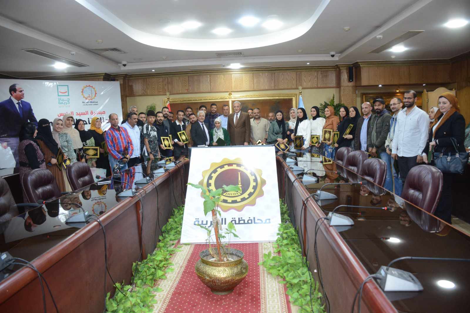 محافظ الغربية يدعم 36 أسرة من ذوي الهمم بقود عمل و ماكينات خياطة