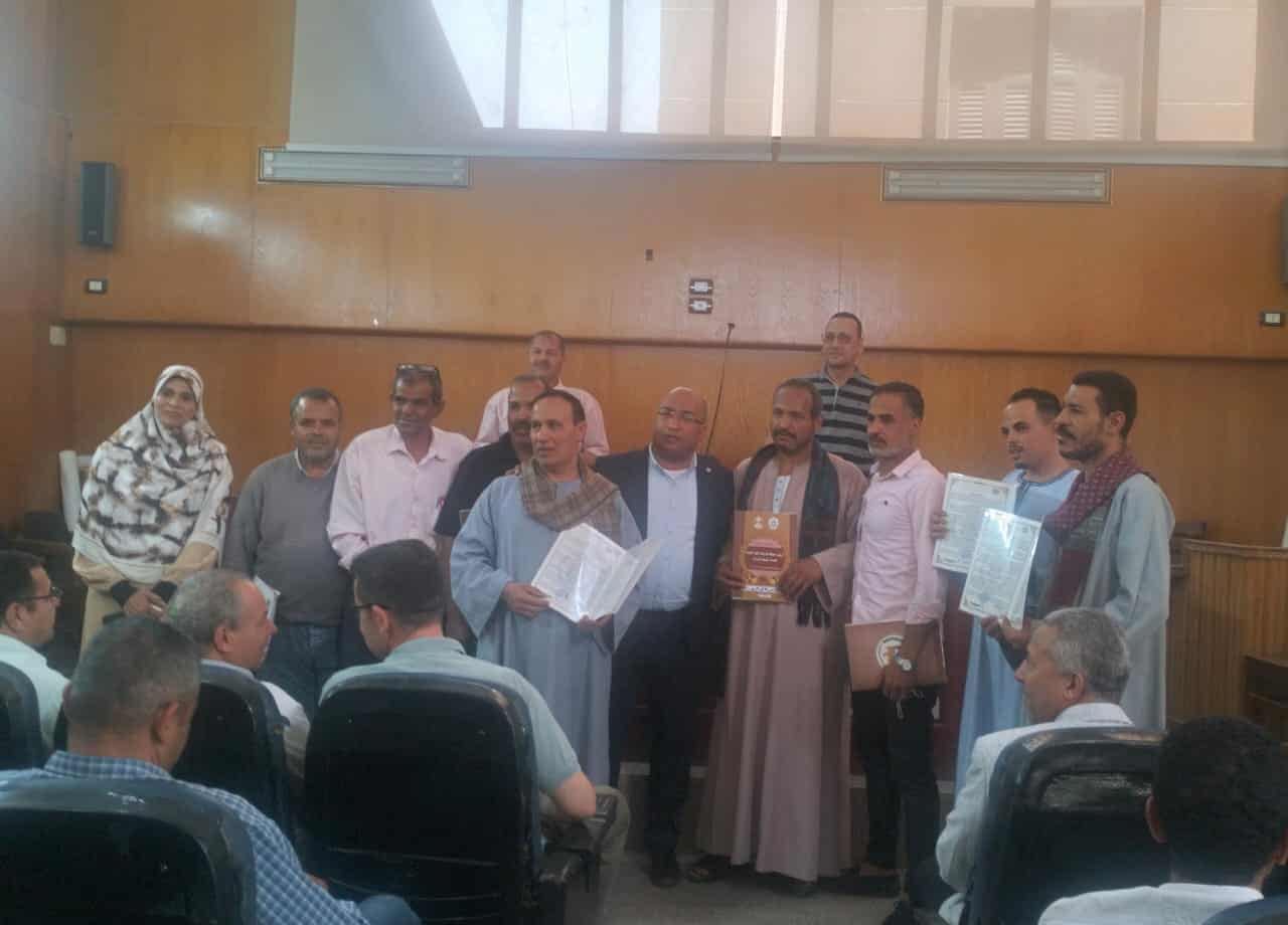 تسليم 12 عقد تقنين أراض أملاك دولة لواضعي اليد بمركز الغنايم في أسيوط