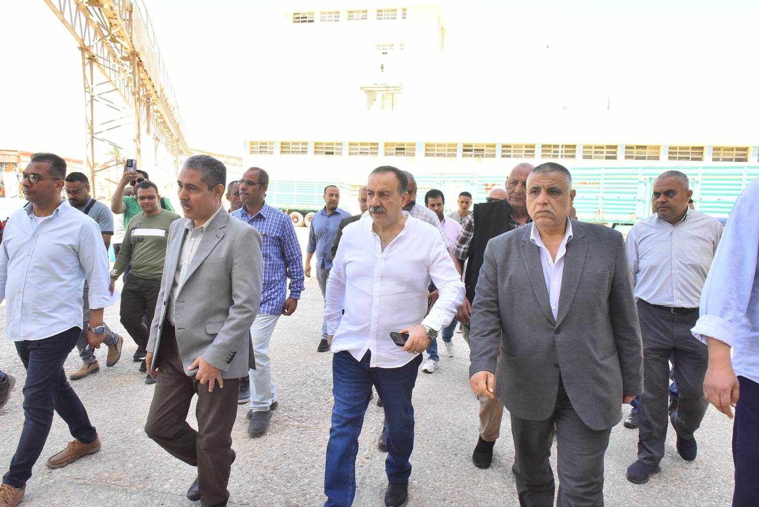 محافظ أسيوط يتفقد أعمال توريد القمح بصوامع “مطاحن مصر الوسطى”