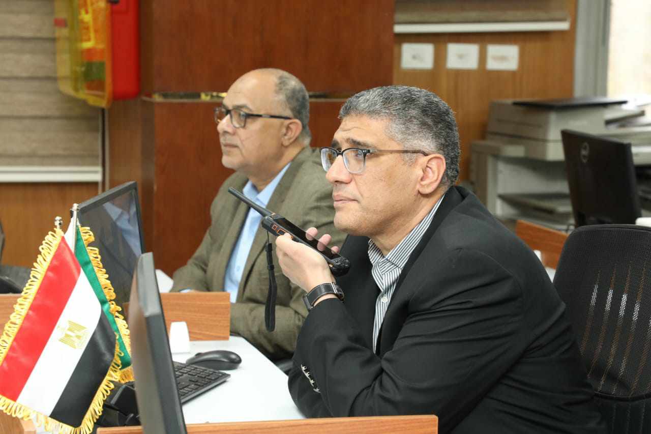 محافظ الجيزة يتابع مع رؤساء الأحياء والمراكز والمدن إنتظام العمل بمواقف السرفيس