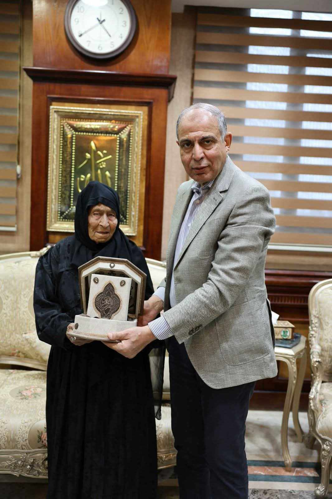 محافظ المنيا يستقبل “مسنة” تتبرع بقطعة أرض لبناء مستشفى لزوجها الراحل