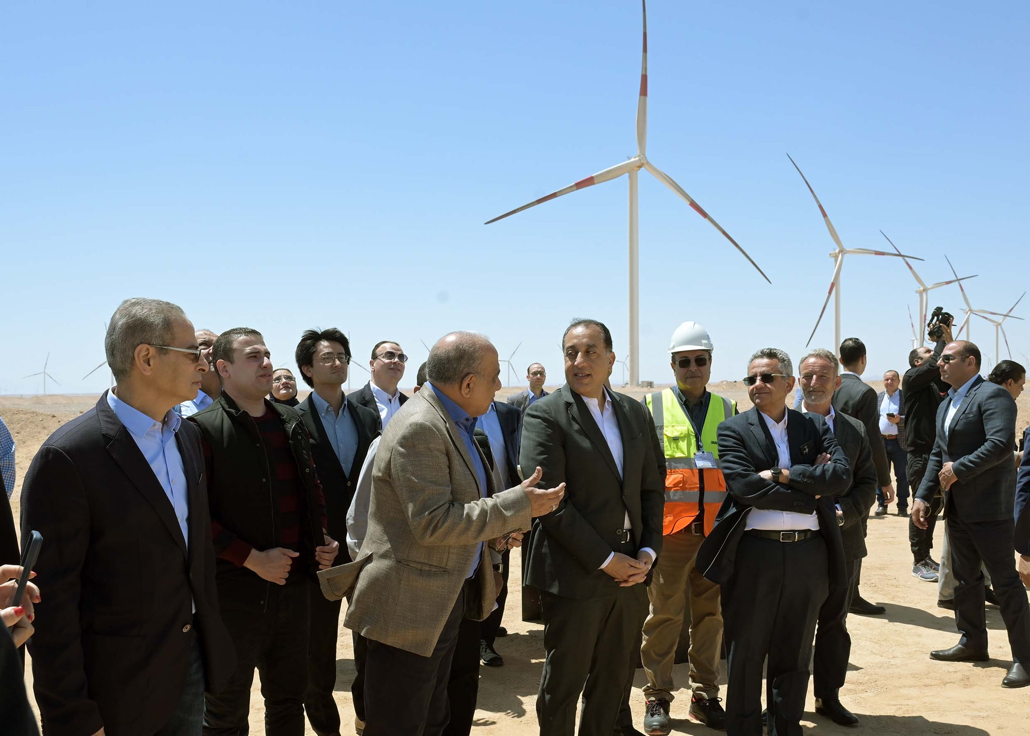 رئيس الوزراء يتعهد بتذليل العقبات لسرعة تشغيل محطة رياح رأس غارب