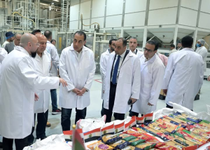 بجولة في العاشر.. مدبولي يطلع على أنشطة المجموعة المصرية للمكرونة