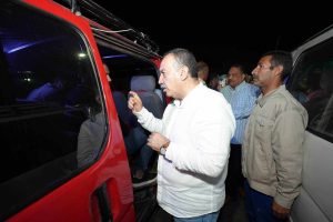 خلال جولة ميدانية.. محافظ أسيوط يتأكد من التزام السائقين بالتعريفة المحددة