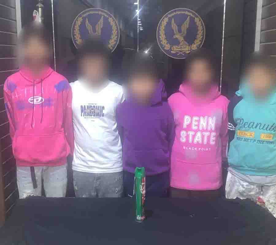 أشعلوا مبيد وخلعوا الملابس في الشارع.. ضبط 5 طلاب أحدثوا فوضى بالأميرية