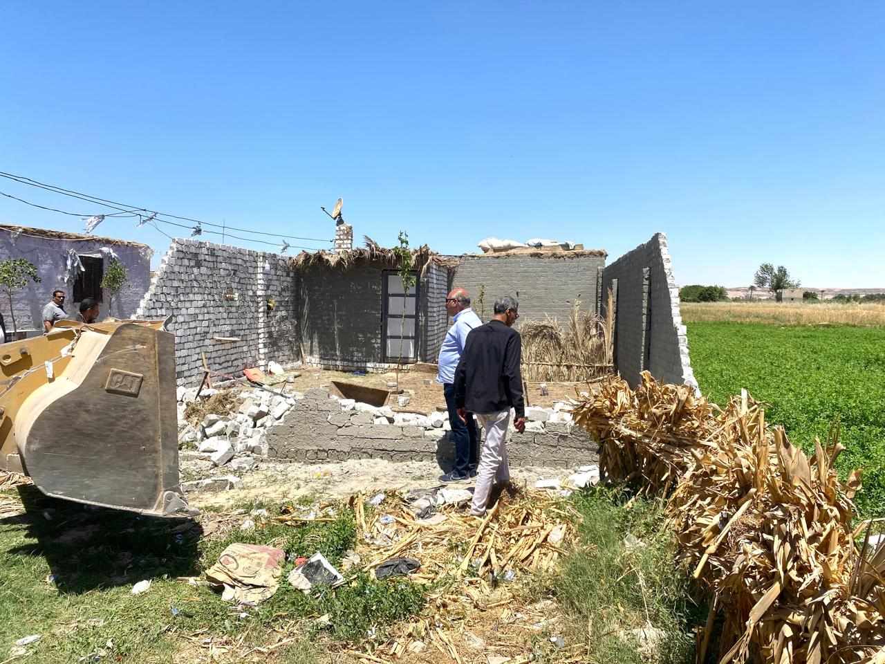 إزالة 35 حالة تعدي على أراضي زراعية وأملاك دولة بمركزي منفلوط والبداري