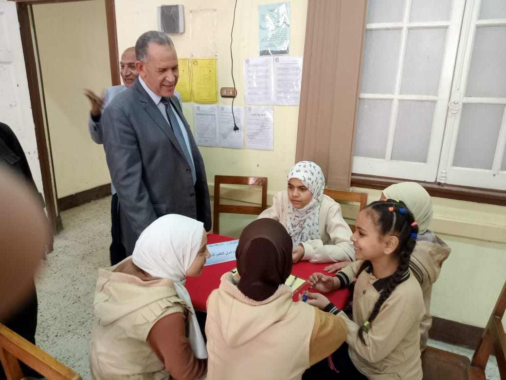 وكيل تعليم أسيوط يتابع فعاليات المرحلة الثانية لمسابقة “أوائل الطلبة”