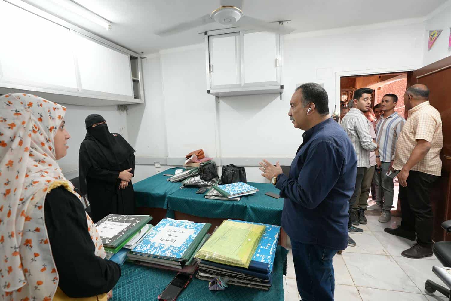 محافظ أسيوط يتفقد إداراتي مراقبة العهد والتموين الطبي التابعين لمديرية الصحة
