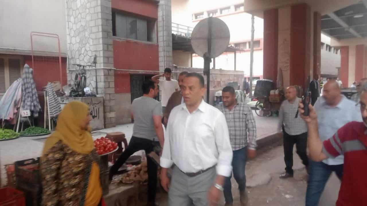 إزالة إشغالات وتعديات الباعة الجائلين على حرم الطريق بشارع رياض في أسيوط