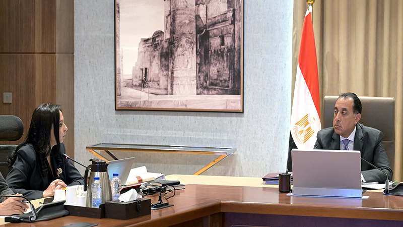 رئيس الوزراء يتابع مع وزيرة التضامن الاجتماعي ملفات عمل الوزارة