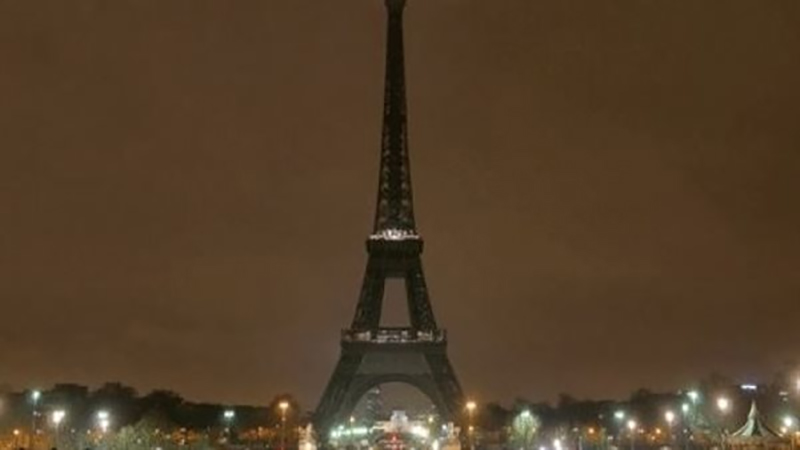 برج “إيفل” بباريس يطفئ أنواره حدادا على بابا الفاتيكان
