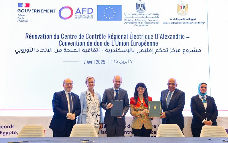 جانب من التوقيع