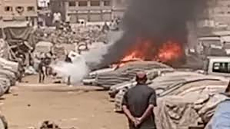 بدون إصابات.. معاينة حريق جراج عزبة النخل: تفحم 3 سيارات