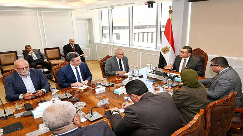 وزير الإسكان خلال اجتماع مع الشركة السعودية المصرية يبحث تسويق مشروعات صواري وأرابيسك