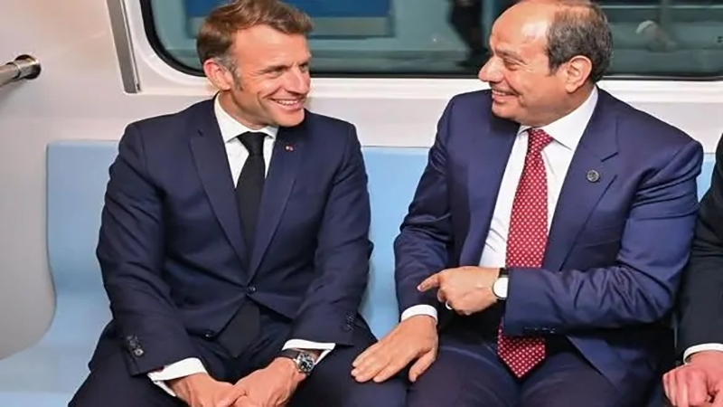 الرئيس السيسي ونظيره الفرنسي يصلان إلى العريش