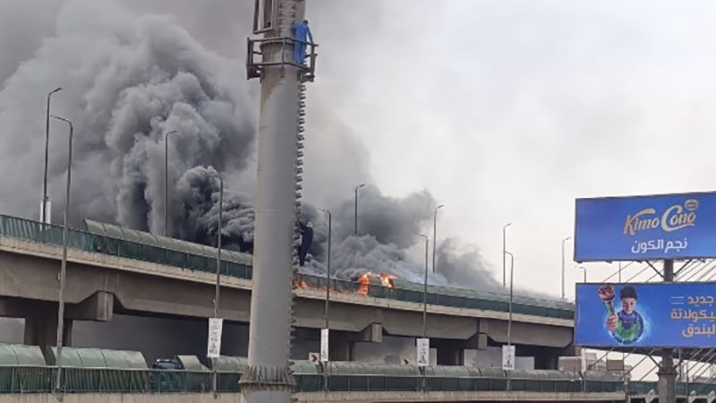 اندلاع حريق في سيارتين بعد اصطدامهم أعلى كوبري أكتوبر بغمرة