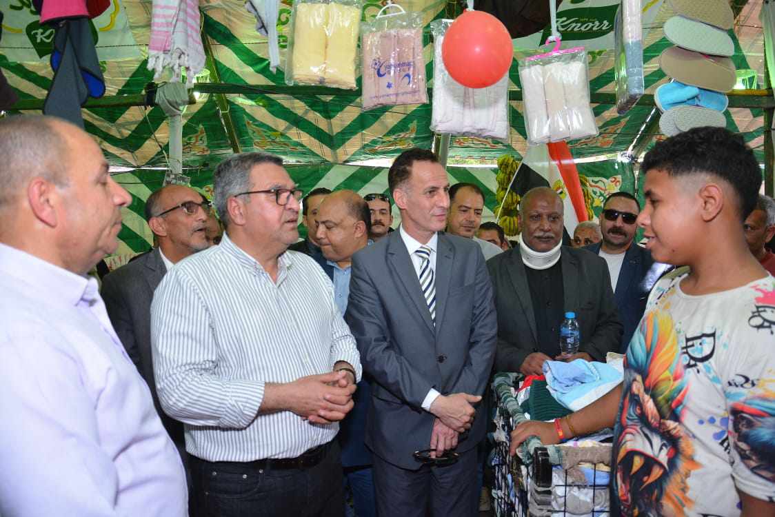 سكرتير محافظ الجيزة يتابع تشغيل سوق اليوم الواحد بشارع المطار فى المنيرة الغربية