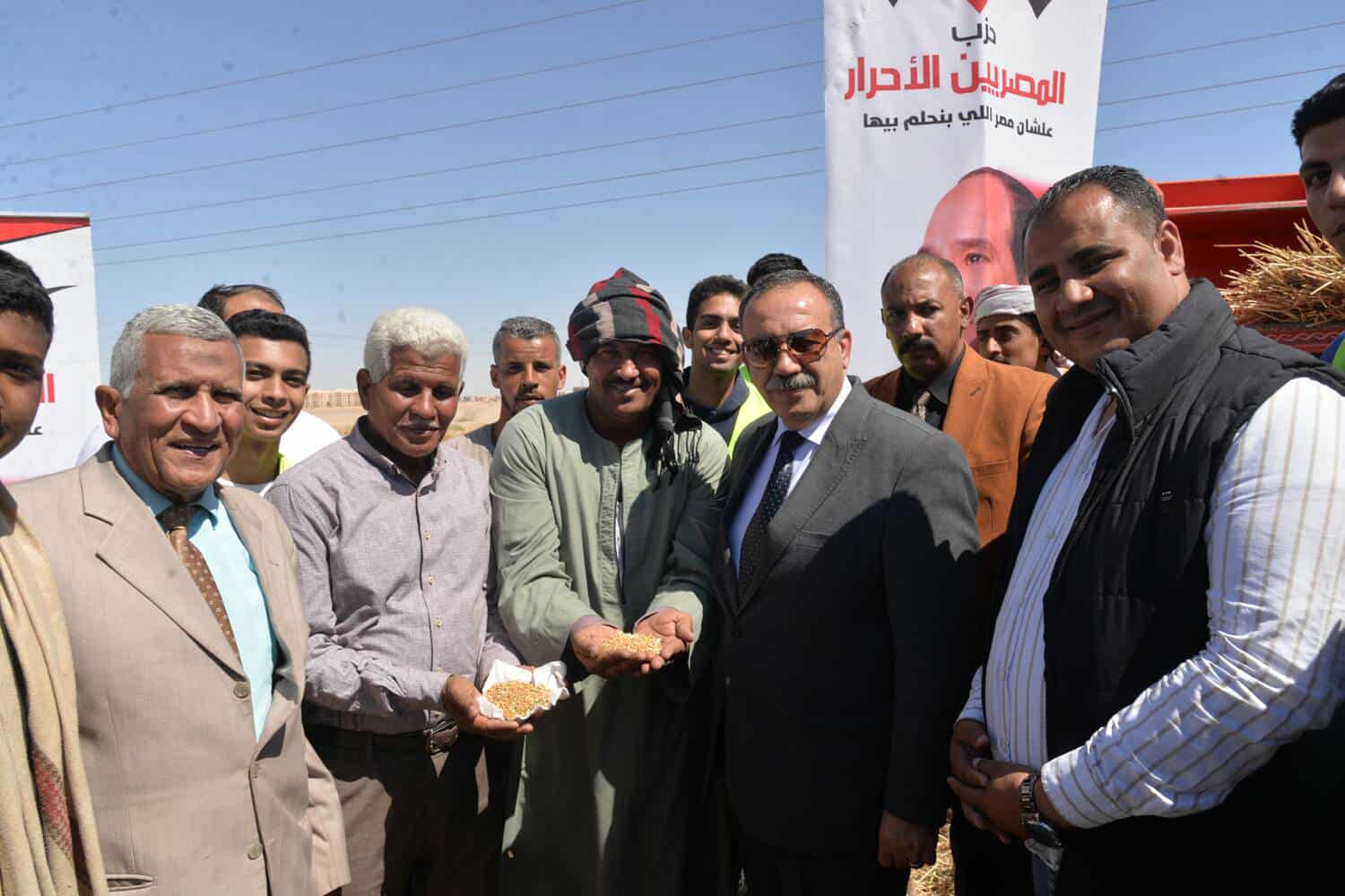 محافظ أسيوط يشهد بدء حصاد 50 فدان قمح بمزرعة الوادي الأسيوطي