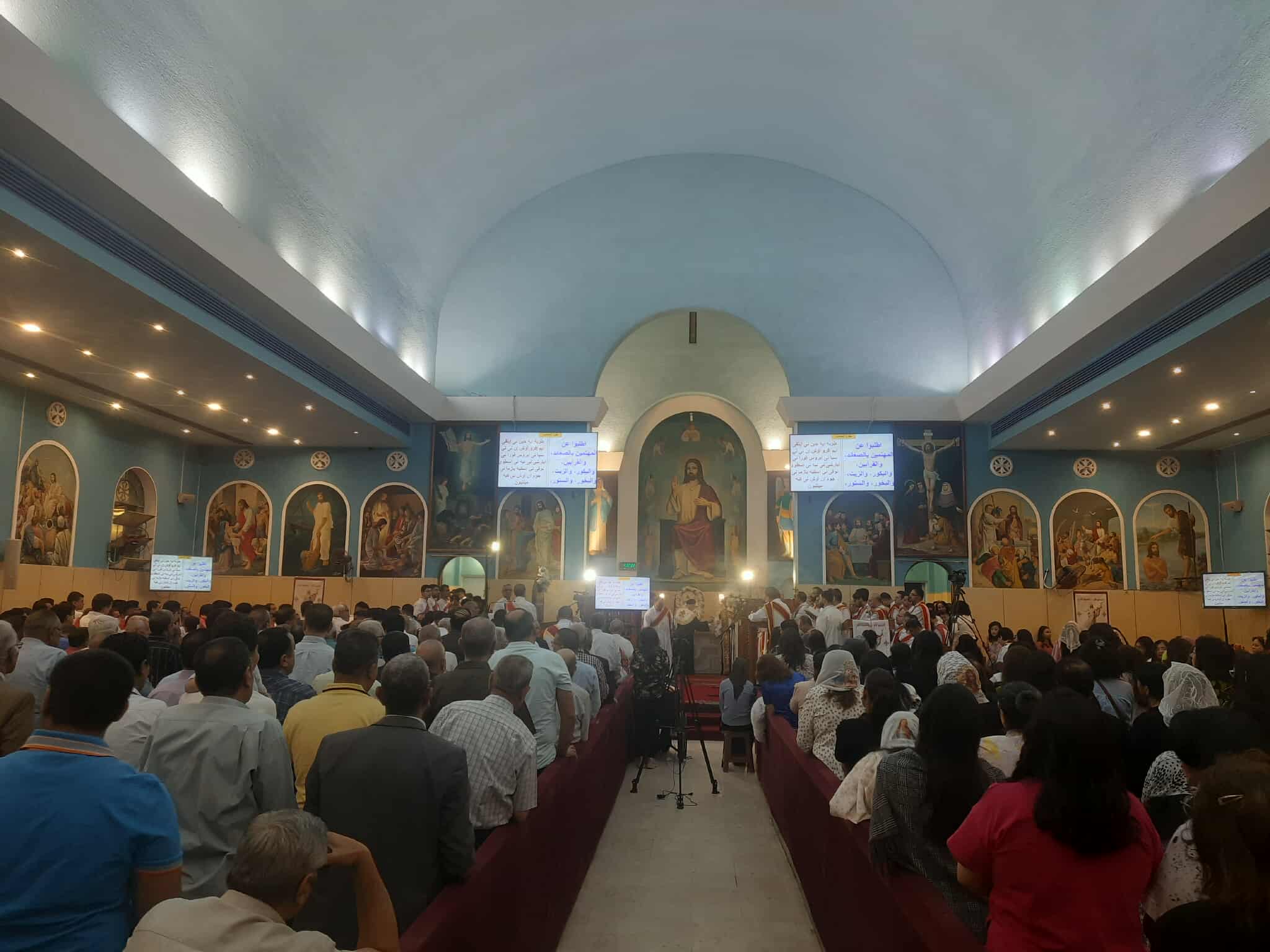 بالصور..قداس عيد القيامة المجيد بكنيسة رئيس الملائكة بأسيوط 