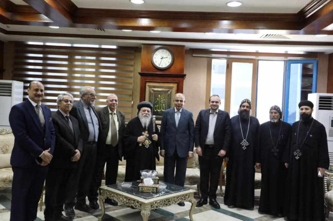 محافظ المنيا يلتقي الأنبا ديمتريوس لبحث عدد من الملفات المهمة بمركز ملوى وديرمواس