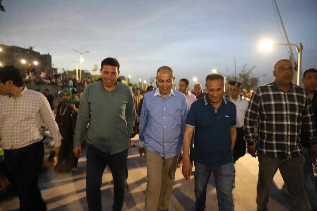 محافظ المنيا يتفقد كورنيش النيل ويحتفل مع المواطنين بشم النسيم
