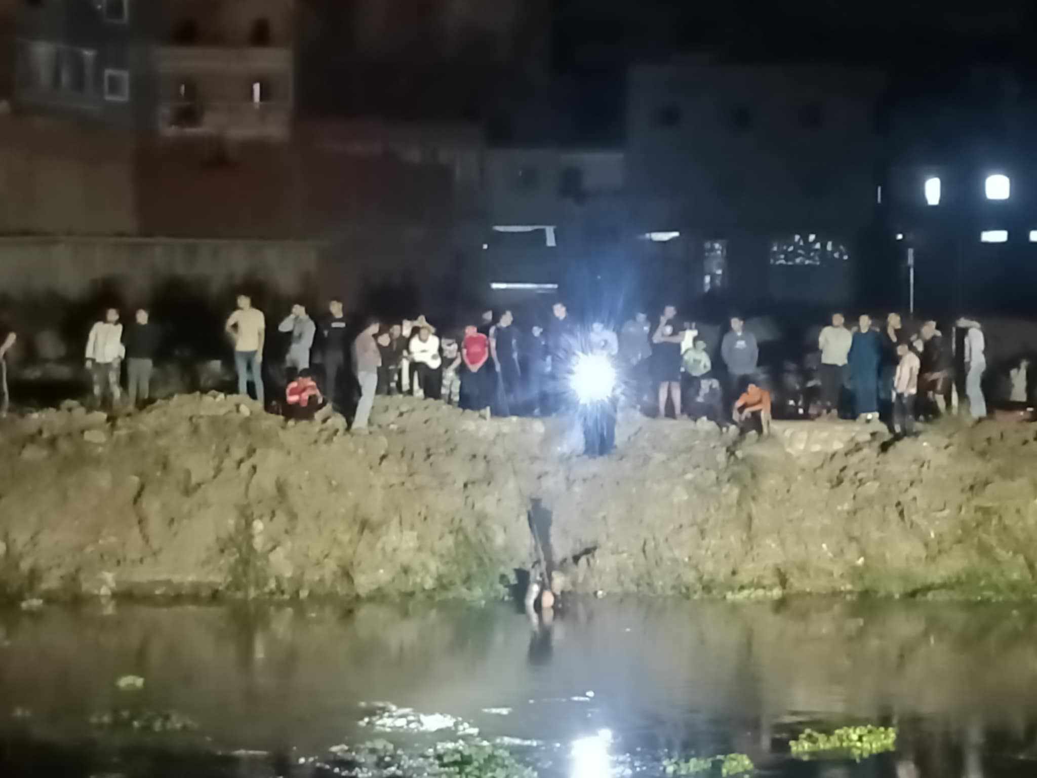 انتشال جثمان طفل غرق في بحر شبين بالمحلة