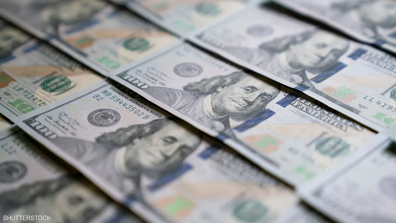 الدولار يتراجع من مستواه القياسي في منتصف التعاملات اليوم